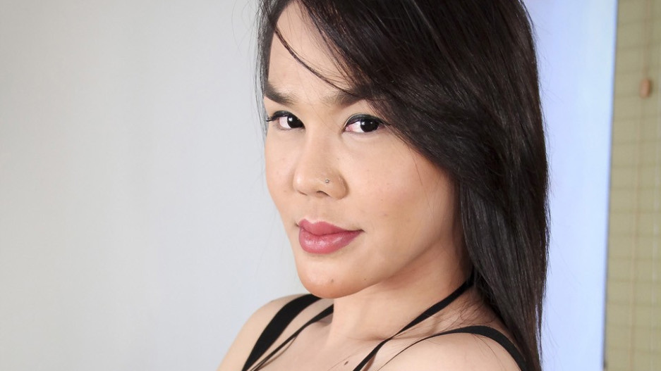 Empress Fingers Her Ass