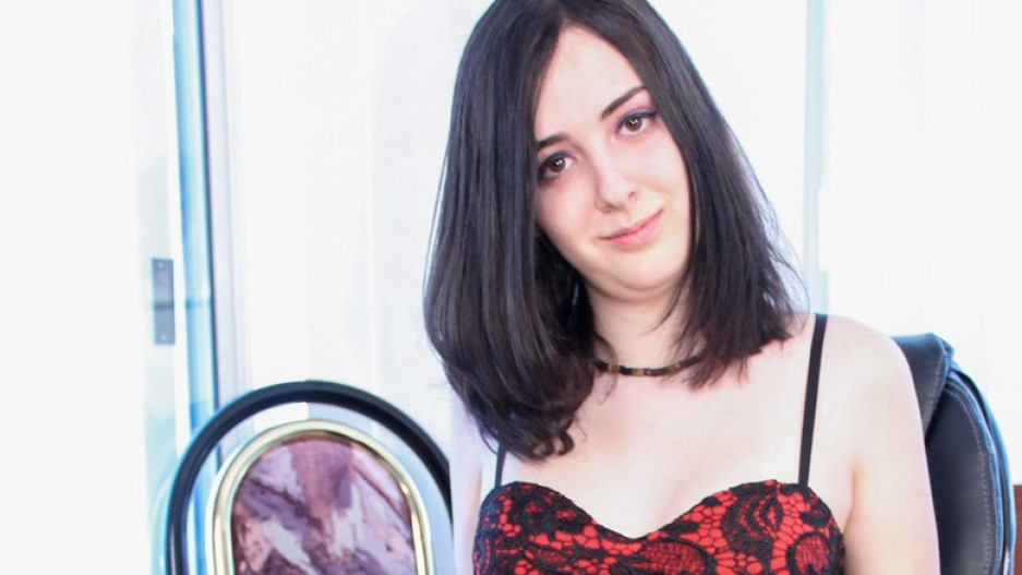 Skye Plays With Her Pussy